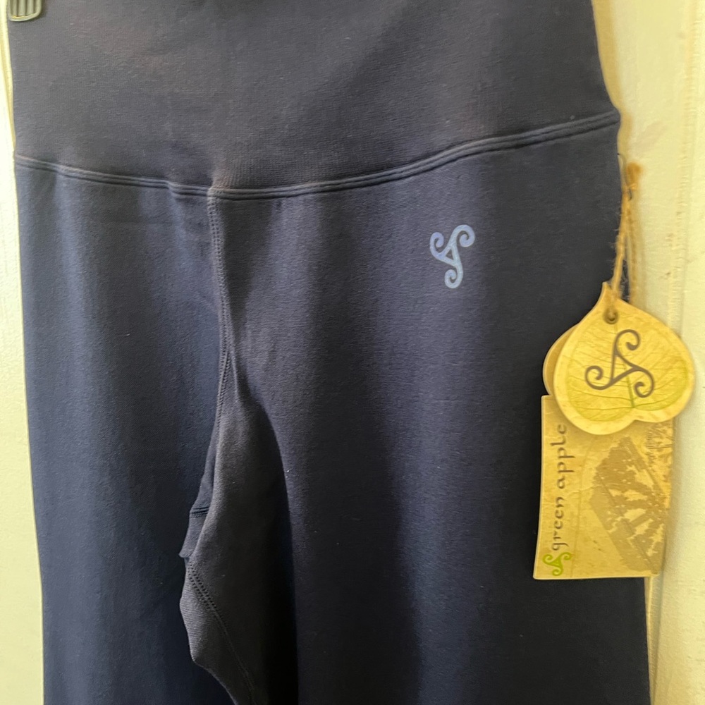 Green Apple Green Leggings with Wide Waistband and Moisture-Wicking Fabric - Picture 4 of 8
